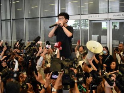 El líder estudiantil ha salido este lunes de la cárcel tras cumplir una sentencia por aquellas protestas, en plena nueva ola de movilizaciones ciudadanas en Hong Kong