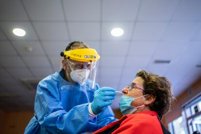 Una mujer es sometida a un test de antígenos en el Centro de Mayores Navacerrada, en Madrid.
