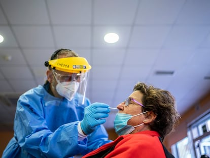 Una mujer es sometida a un test de antígenos en el Centro de Mayores Navacerrada, en Madrid.