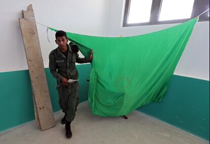 Un soldado mauritano después de ejercer su derecho a voto en un colegio electoral de Nouakchott.