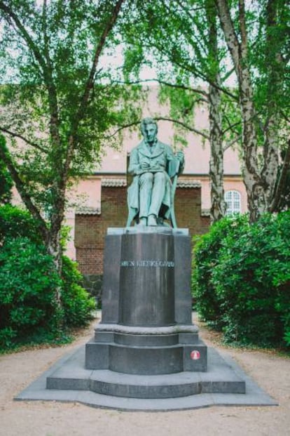 Estatua de Kierkegaard, en el jardín de la biblioteca de Copenhague.