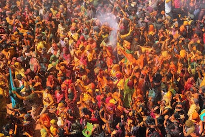 Este viernes, 18 de marzo, es uno de los días grandes en la India. Se celebra el colorido festival Holi, celebración que da la bienvenida a la primavera y en la que miles de personas se embadurnan unos a otros en batallas con polvos de colores en las calles. En la imagen, la celebración este viernes en el templo de Shri Priyakant Ju, en la localidad india de Vrindavan. 
