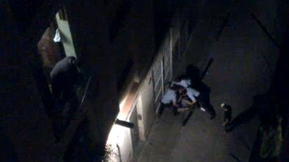 Imagen sacada de un vídeo de la detención del empresario Juan Andrés Benítez en el Raval.