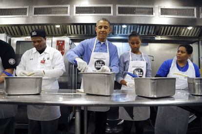Obama cocina junto a su hija y voluntarios en un centro de caridad en Washington el día de Martin Luther King.