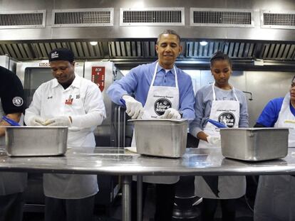 Obama cozinha com sua filha e voluntários em um centro de caridade em Washington no dia de Martin Luther King.