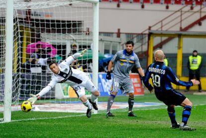 Cambiasso marca el tercer gol del Inter contra el Parma en la última jornada de la liga italiana.