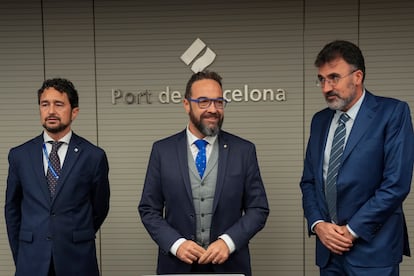 Lluís Salvadó (ERC), a la derecha, posa tras la rueda de prensa que ha ofrecido este lunes el conseller de Territori, Juli Fernández. Damià Calvet, derecha, presidente saliente.