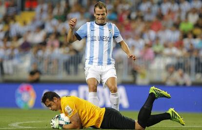 Esteban detiene el balón ante Duda, del Málaga. 