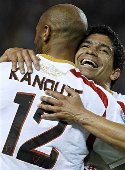 Kanouté felicita a Renato por su gol.