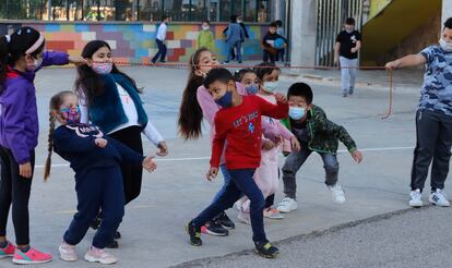 Niños con mascarilla en los patios del colegio Aura, en Terrassa.