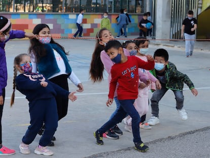 Niños con mascarilla en los patios del colegio Aura, en Terrassa.