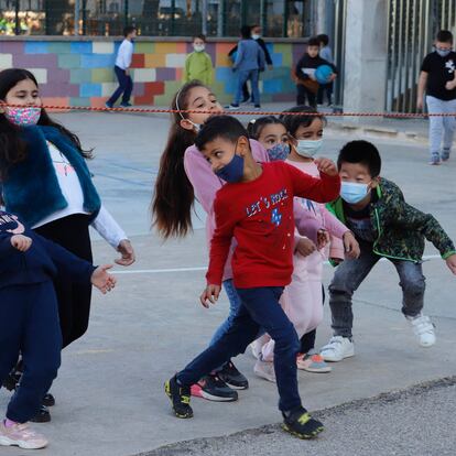 25-10-2021. Terrassa. Ninos con mascarilla en los patios del colegio Aura. © Foto: Cristóbal Castro.