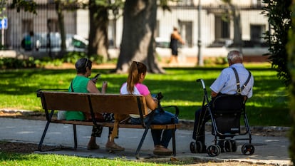 Gente mayor en el parque del Retiro, en Madrid.