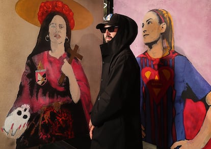 TVBoy, frente a sus obras 'Santa Rosalía' y 'Super Alexia', en el espacio Cupra City Garage, en Madrid.