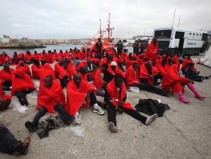 Inmigrantes rescatado en el puerto de Tarifa.