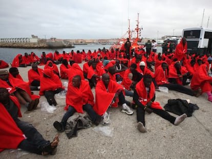 Inmigrantes rescatado en el puerto de Tarifa.