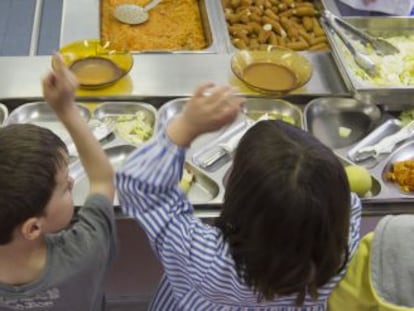 Alumnos en un comedor escolar.