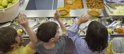 Alumnos en un comedor escolar.