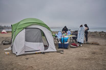 Un grupo de amigos de Tijuana acampa en la playa antes de la llegada del huracán Hilary, en Ensenada, México.