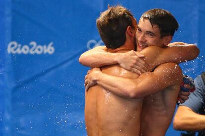 Goodfellow, de frente, se abraza a su compañero Tom Daley, tras lograr la medalla de bronce.