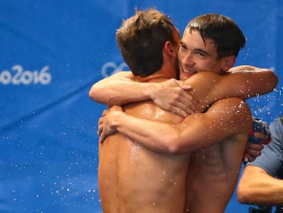 Goodfellow, de frente, se abraza a su compañero Tom Daley, tras lograr la medalla de bronce.