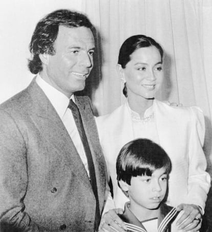 <strong>Quiénes.</strong> Considerado el español más popular del siglo XX, y poseedor del record Guiness al “artista latino que más discos ha vendido en la historia”, no es necesario extendernos sobre los logros de Julio Iglesias. Solo añadir que aún estaba a las puertas de la fama cuando, en 1970, conoció en una fiesta de la alta sociedad a una bella filipina: se llamaba Isabel y pronto se convertiría en su esposa. </p> <strong>Los hechos.</strong> “La relación entre Julio e Isabel fue tóxica y un infierno para ella”, sostiene Pilar Eyre, biógrafa oficiosa de Preysler. Ella pretendía formar una familia tradicional, pero Julio empezaba a llevar una vida de giras, 'glamour' y compromisos bastante incompatible con lo que pretendía ella. En 1977, Isabel dejó a Julio, que acababa de firmar un contrato con CBS por 69 millones de dólares. </p> En la imagen, Julio Iglesias e Isabel Preysler en la comunión de su hijo Enrique en junio de 1984.