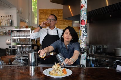 JuanMa Calderón y María Rondeau trabajan en el restaurante 'Celeste' el 13 de mayo de 2024.