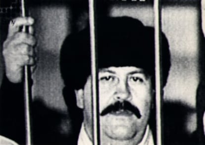 El narcotraficante colombiano del Cartel de Medellín, Pablo Escobar Gaviria, tras las rejas de una prisión.