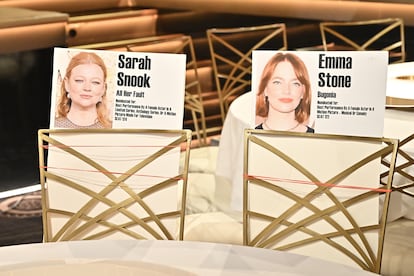 En la sala donde se celebrarán los Globos de Oro de 2026, asientos reservados para las actrices Emma Stone y Sarah Snook, el 8 de enero de 2026 en Beverly Hills, California.