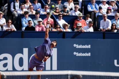 Alcaraz sirve durante el partido contra De Miñaur en el Real Club de Tenis Barcelona.