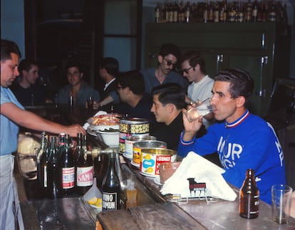 Federico Martín Bahamontes, tomando una cerveza con sus amigos en su Toledo natal, el año 1977.