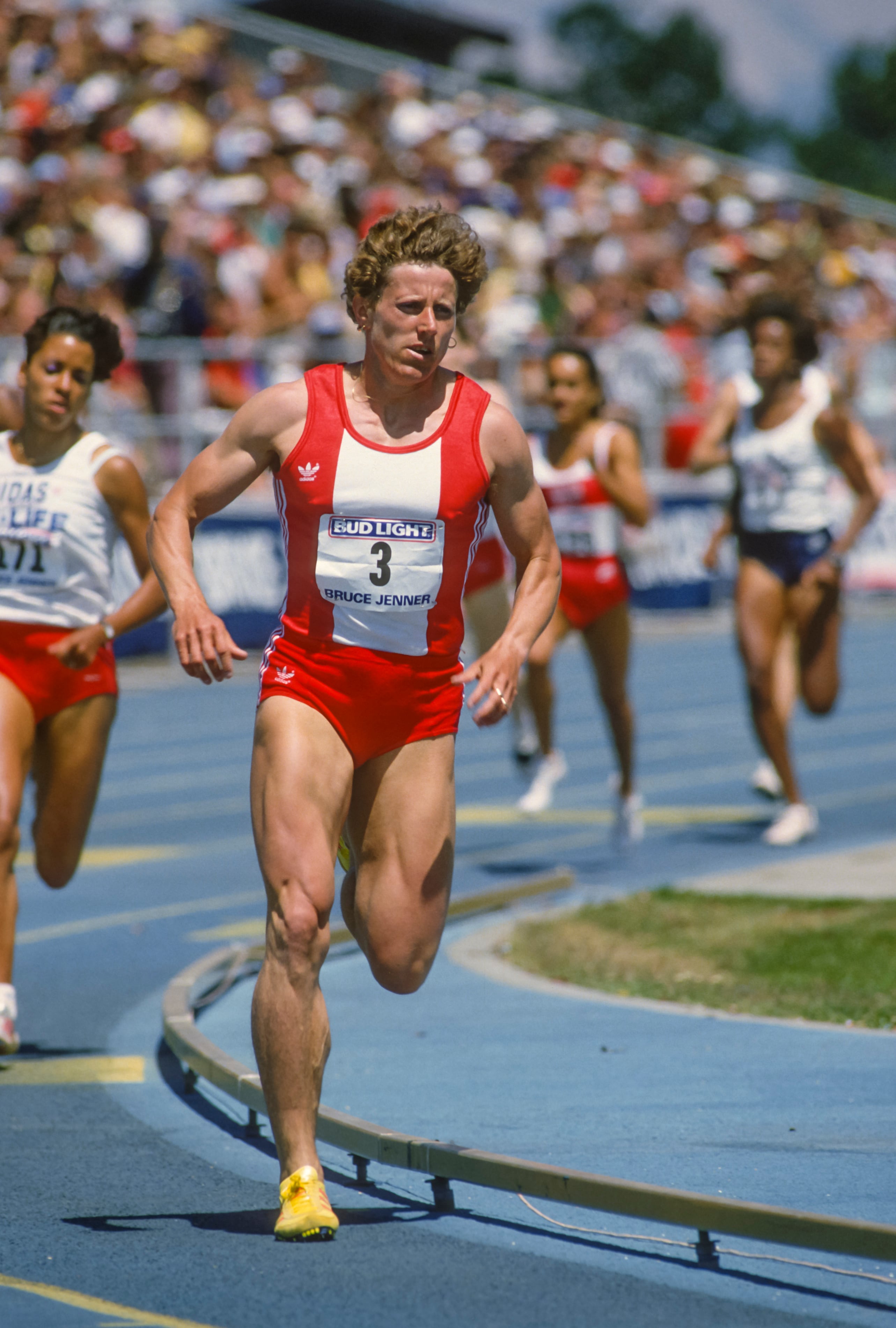 Jarmila Kratochvilova, número 3 de la República Checa, corre la prueba femenina de 800 metros en el encuentro atlético Bruce Jenner, el 25 de mayo de 1985 en el San Jose City College, en San José, California.