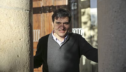 Sergi Sabri&agrave;, portavoz de ERC, en un patio del Parlament. 