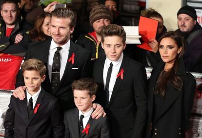 David y Victoria Beckham, con sus hijos Brooklyn, Romeo y Cruz.