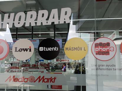 Marcas de compañías móviles en una tienda de Media Markt.