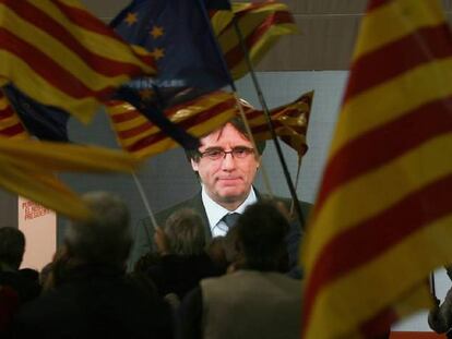El expresidente de Catalu&ntilde;a Carles Puigdemont interviene en videoconferencia en el mitin de Junts per Catalunya en Tarragona. 