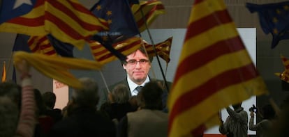 El expresidente de Cataluña Carles Puigdemont interviene en videoconferencia en el mitin de Junts per Catalunya en Tarragona.