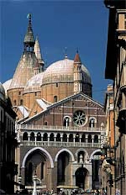 La basílica de San Antonio de Padua, románico-gótica, es un gran centro de peregrinación a la tumba del santo.