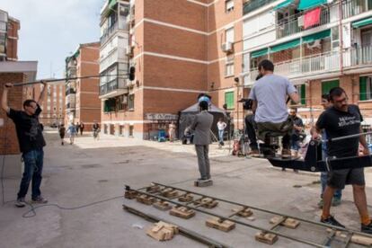 El pasado cercano es más complicado de recrear en 'El Ministerio del Tiempo'. En la imagen, un momento del rodaje en el barrio de la Elipa.