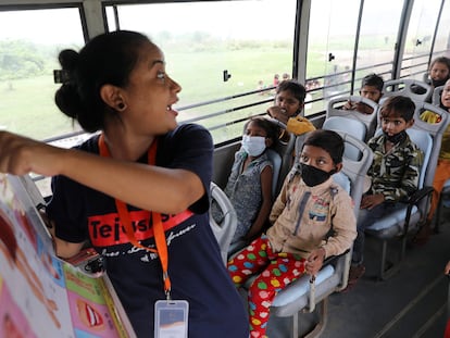 Una profesora enseña a un grupo de estudiantes dentro de un autobús en Nueva Delhi, India, el 9 de agosto de 2021.