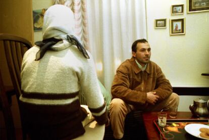 Fátima Elidrisi, tocada con el <i>hiyab,</i> sentada junto a su padre, Alí, en una foto de febrero de 2002, tras su polémica escolarización.