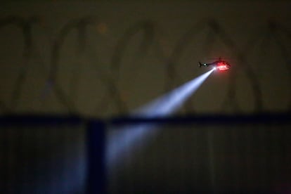 Un helicóptero de la Policía vuela alrededor de la cárcel de La Picota, este martes por la tarde.