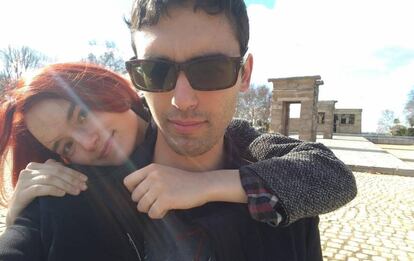 Julián Manzano, con su novia, ante el templo de Debod, en Madrid. Él vive allí; ella, en Rusia.