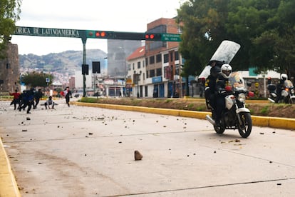 Ciudadanos de las provincias de Canchis, Canas, Acompayo y Quispicanchi se concentraron en Cusco para exigir la renuncia de Boluarte, una presidenta que puede contar más muertos que días de gobierno: 46 en 34 jornadas. En la imagen, agentes de la policía se alejan en moto de un grupo de manifestantes, en Cusco, este miércoles.