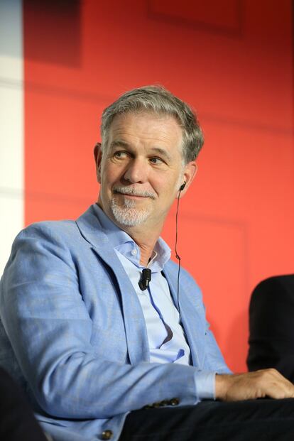 El presidente, cofundador y director ejecutivo de Netflix, Reed Hastings, se unió este miércoles a quienes desde hace semanas reivindican la lucha contra el racismo en Estados Unidos. Lo hizo donando junto con su esposa, Patty Quillin, más de 100 millones de euros a universidades tradicionalmente vinculadas a la defensa de la igualdad. El dinero se repartirá entre el Morehouse College, el Spelman College y el United Negro College Fund. “El capital blanco tiende a ir hacia instituciones blancas. Pero este año, con todos desesperanzados, mi esposa y yo nos dimos cuenta de que había que hacer algo más importante”, dijo Hastings a la CBS. 