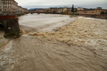 El río Arno, a su paso por Florencia.