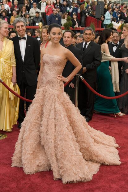 Penélope Cruz, con un vestido de Versace en la ceremonia de los Oscar de 2007, en la que estaba nominada a mejor actriz por su papel en 'Volver'.