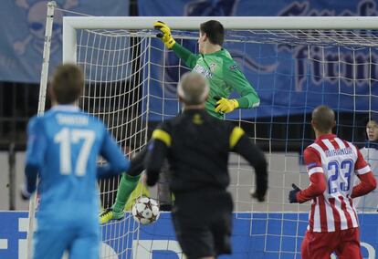 Courtois ve como entra el balón en su porteria en el empate a uno