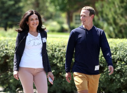 Sheryl Sandberg junto con Mark Zuckerberg, en Sun Valley, Idaho, el 8 de julio de 2021.