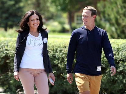 Sheryl Sandberg junto con Mark Zuckerberg, en Sun Valley, Idaho, el 8 de julio de 2021.